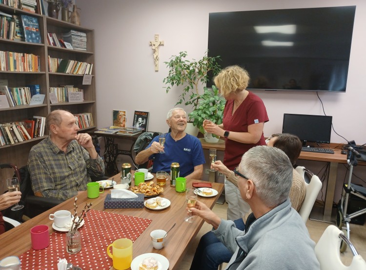 Narozeninová oslava pana Bedřicha Kadlečka v Centru sociálních služeb Emausy