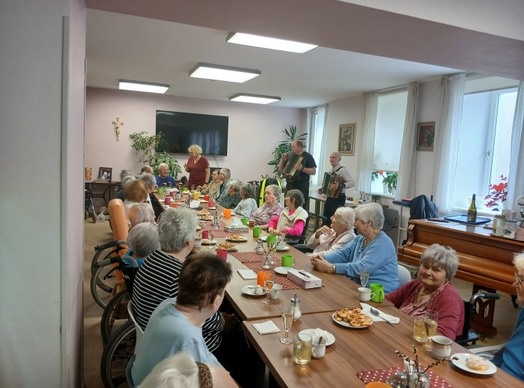 Narozeninová oslava pana Bedřicha Kadlečka v Centru sociálních služeb Emausy