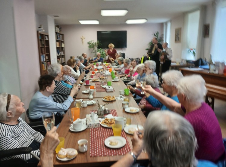 Narozeninová oslava pana Bedřicha Kadlečka v Centru sociálních služeb Emausy