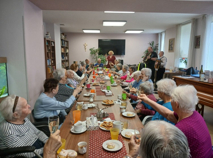 Narozeninová oslava pana Bedřicha Kadlečka v Centru sociálních služeb Emausy