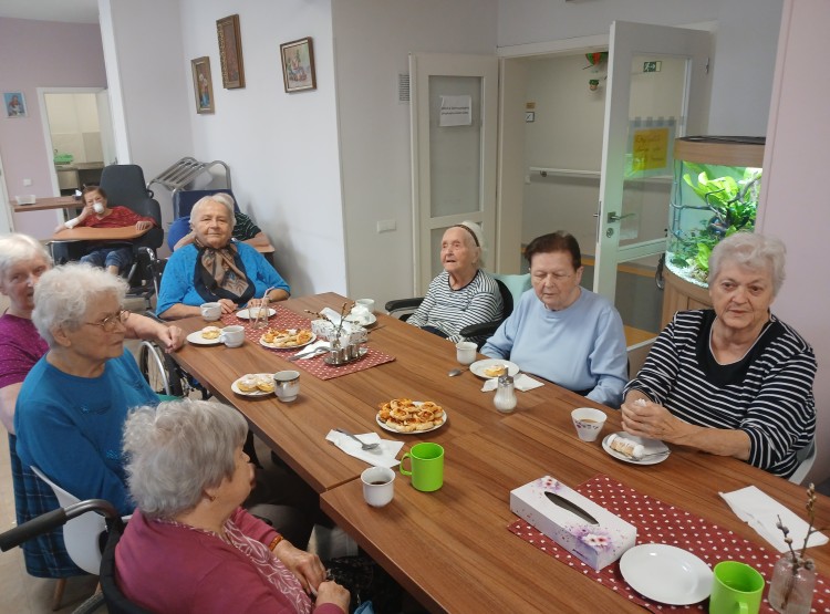 Narozeninová oslava pana Bedřicha Kadlečka v Centru sociálních služeb Emausy