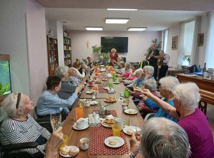 Narozeninová oslava pana Bedřicha Kadlečka v Centru sociálních služeb Emausy