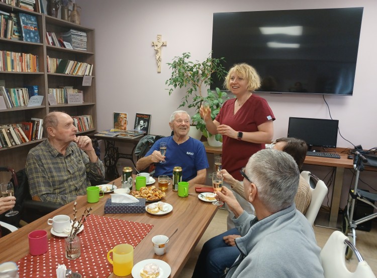 Narozeninová oslava pana Bedřicha Kadlečka v Centru sociálních služeb Emausy