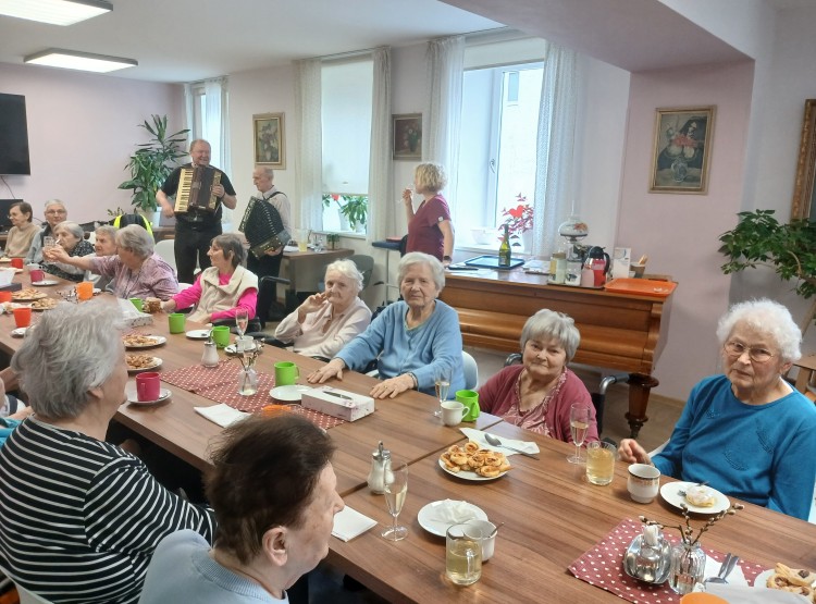 Narozeninová oslava pana Bedřicha Kadlečka v Centru sociálních služeb Emausy