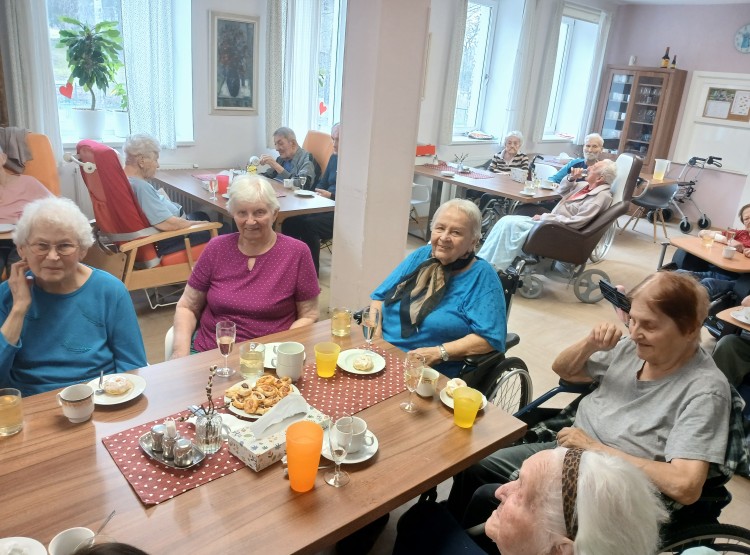 Narozeninová oslava pana Bedřicha Kadlečka v Centru sociálních služeb Emausy