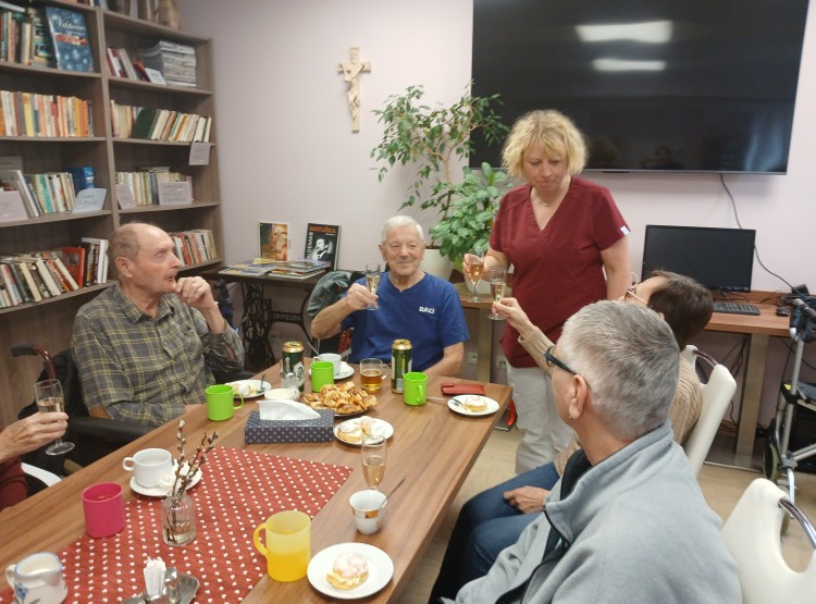 Narozeninová oslava pana Bedřicha Kadlečka v Centru sociálních služeb Emausy