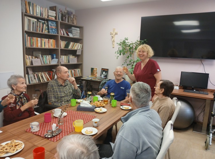 Narozeninová oslava pana Bedřicha Kadlečka v Centru sociálních služeb Emausy