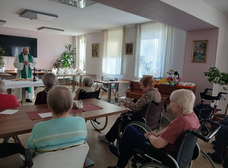 Bohoslužba v Centru sociálních služeb Emausy